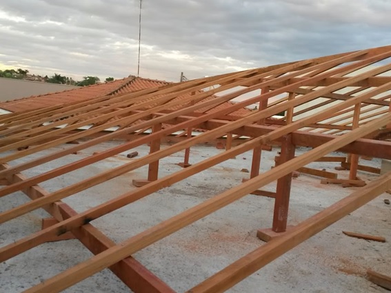Construção de telhados na Vila Zelina